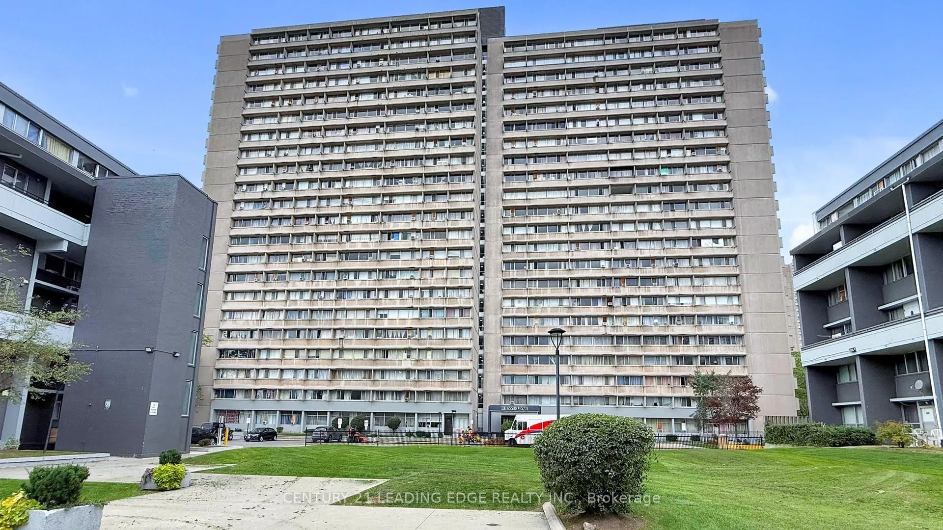10 Sunny Glenway 1202, Toronto, ON M3C 2Z3