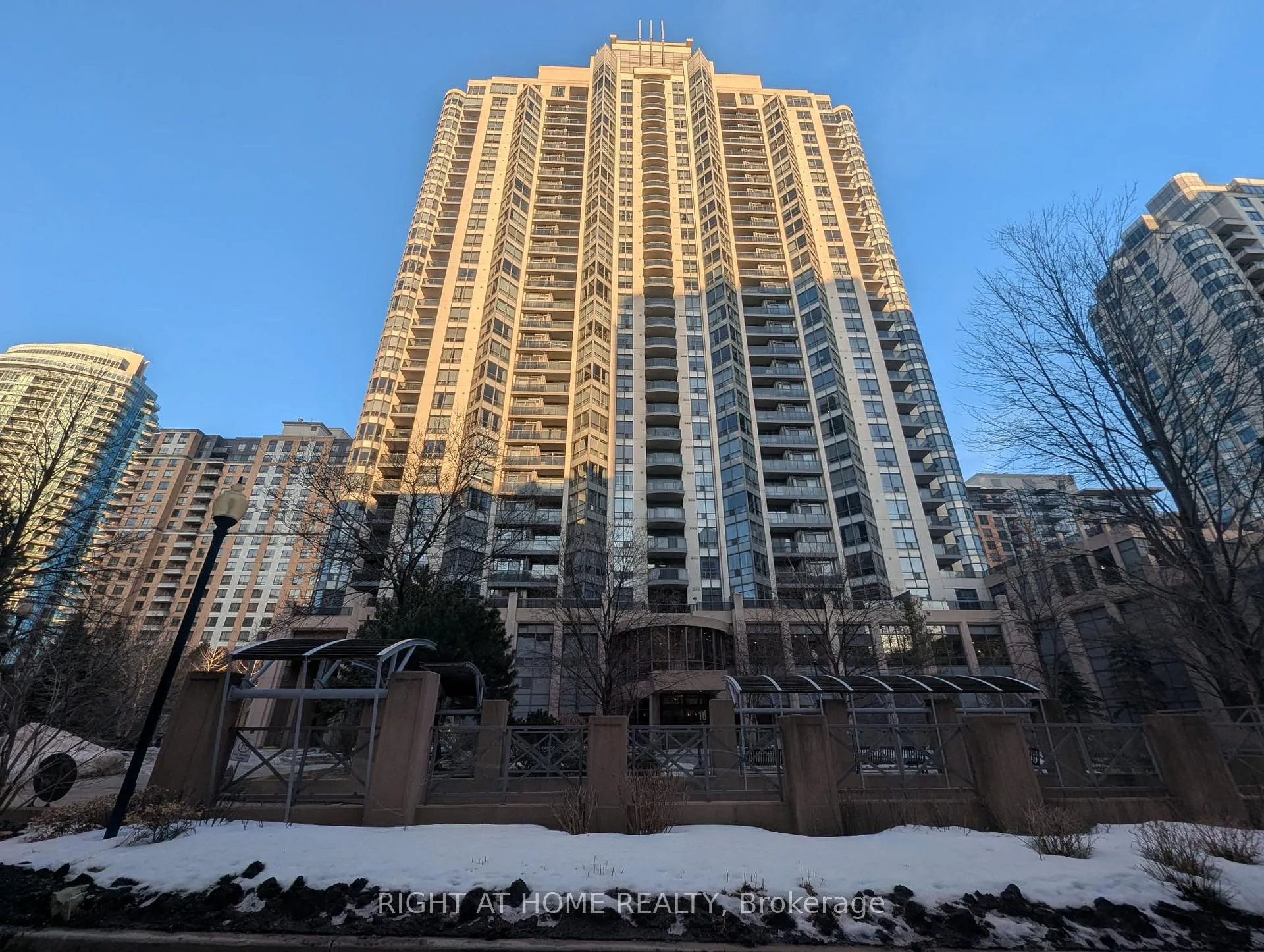 10 E Northtown Way E 1103, Toronto, ON M2N 7L4
