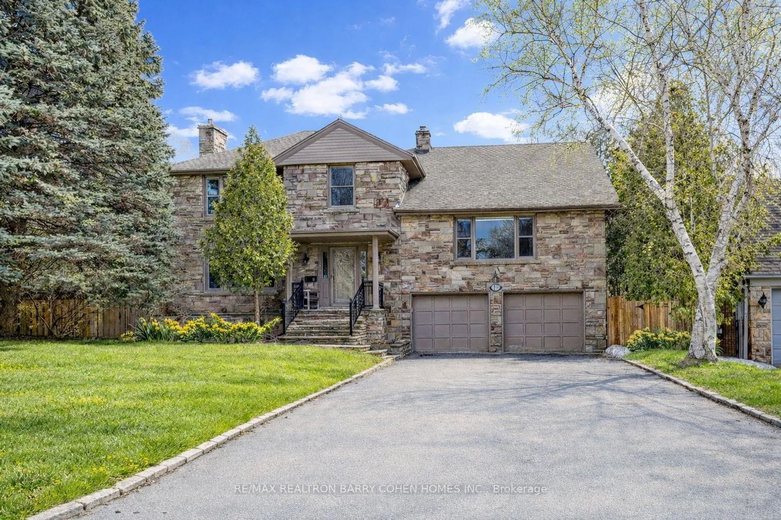 19 Lower Links Road, Toronto C12, ON M2P 1H5