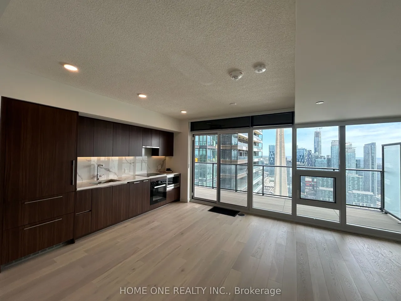 3 Concord Cityplace Way 6207, Toronto C01, ON M5V 0X4