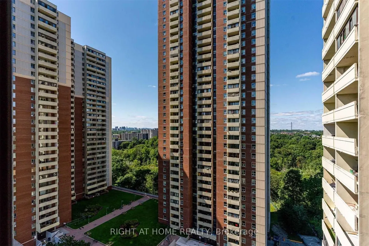 5 Massey Square 106, Toronto E03, ON M4C 5L6