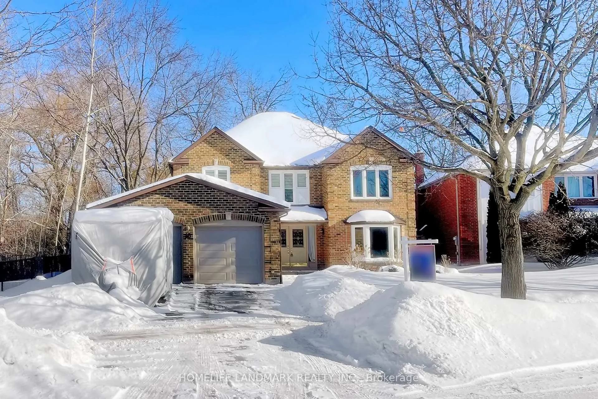 16 Willis Drive, Aurora, ON L4G 5N8