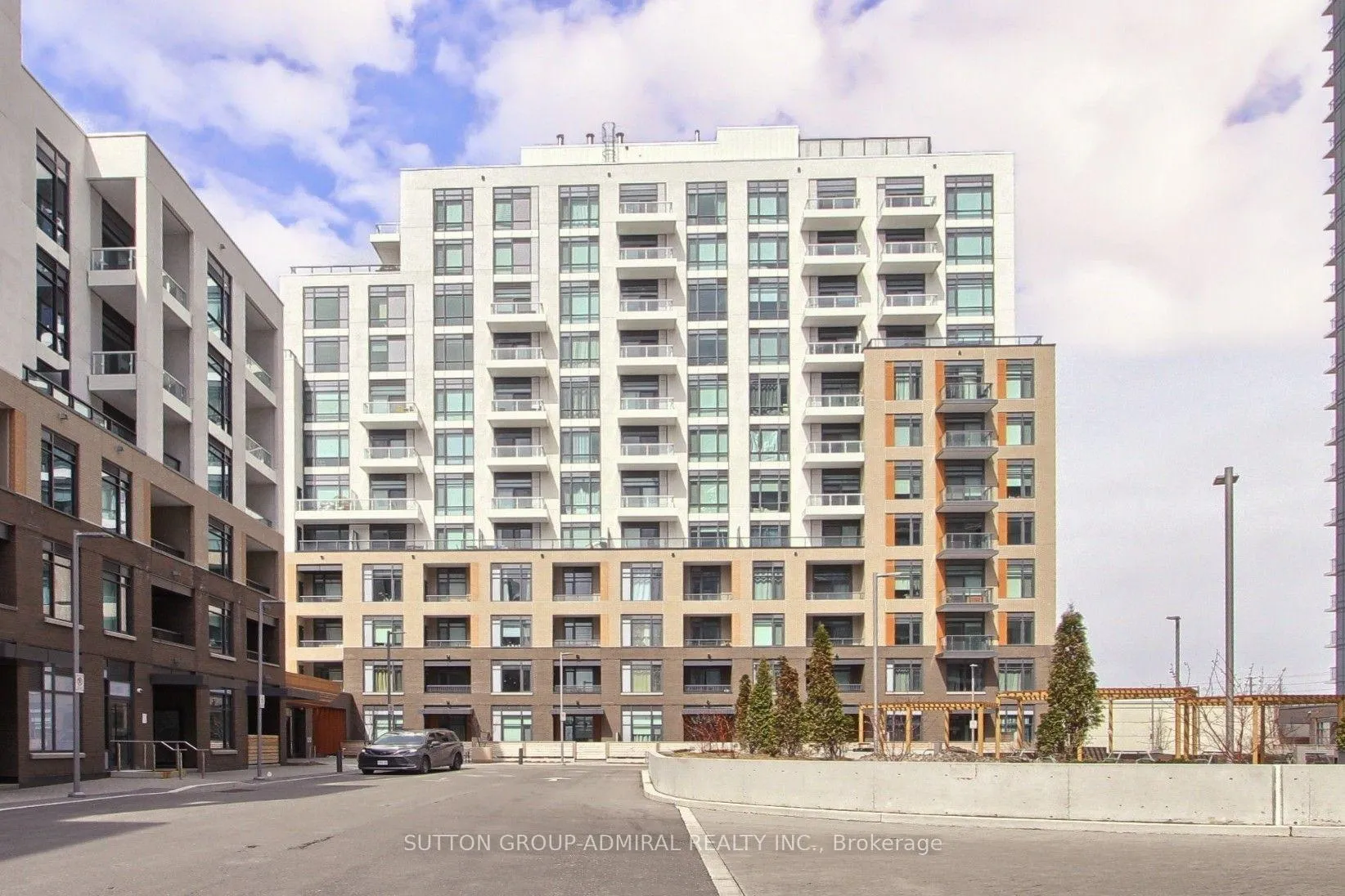 8 Beverley Glen 413, Vaughan, ON L4J 0L5