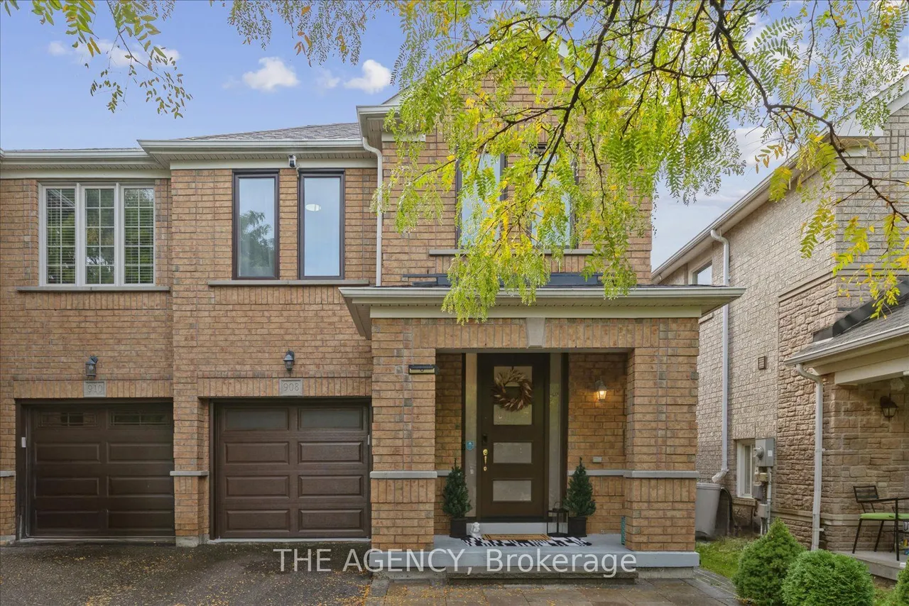 908 Oaktree Crescent, Newmarket, ON L3X 2Z1