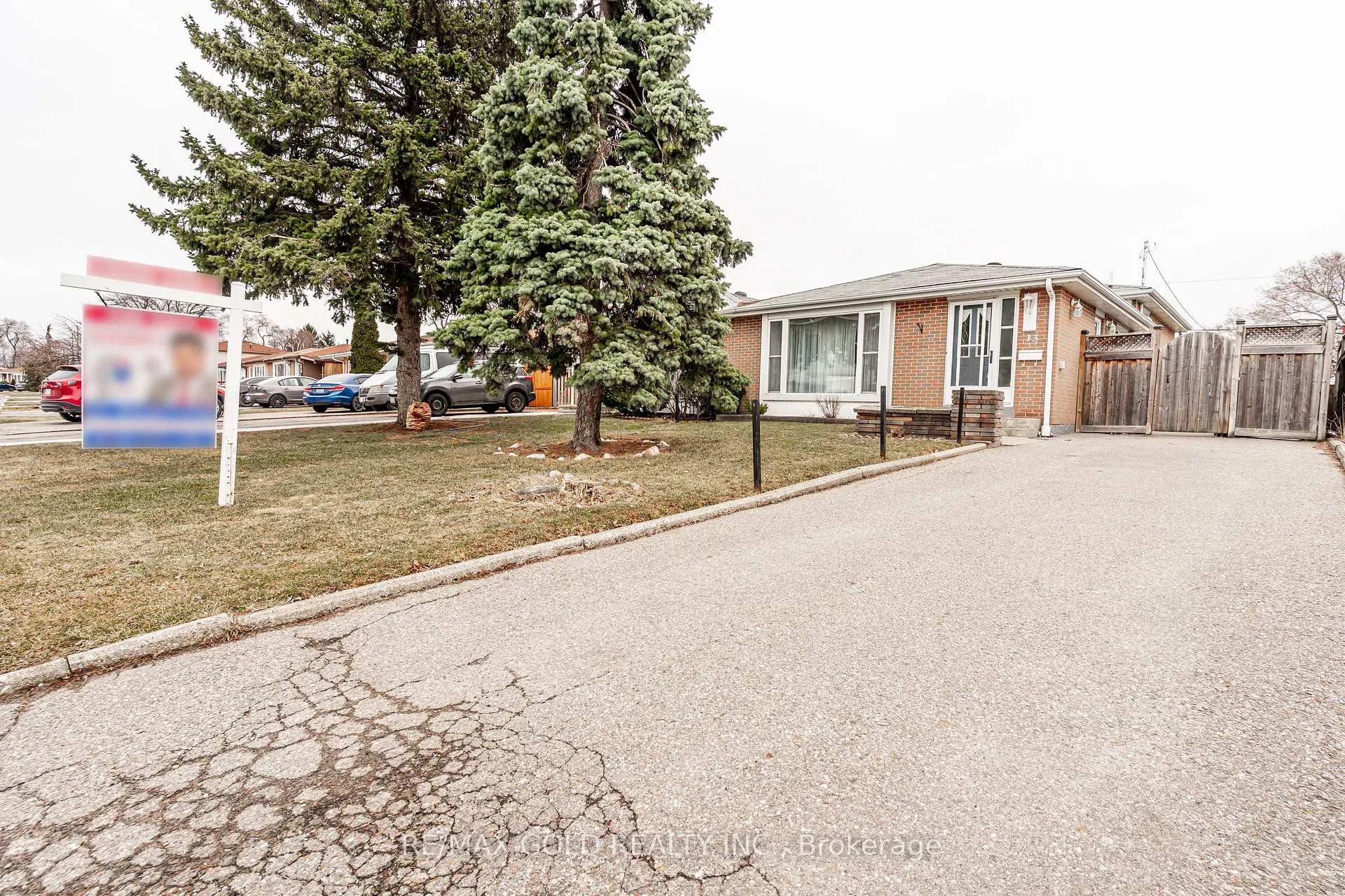13 Cathcart Crescent, Brampton, ON L6T 2A4