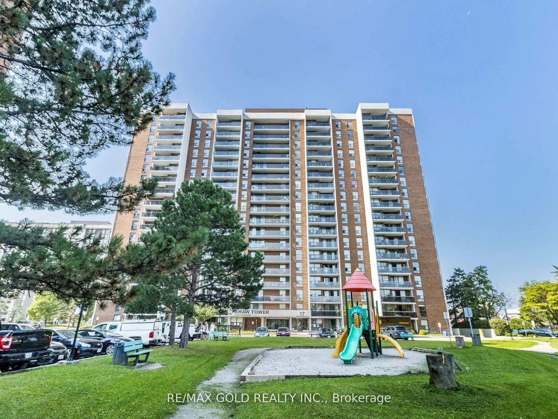 17 Knightsbridge Road 1010, Brampton, ON L6T 3X9