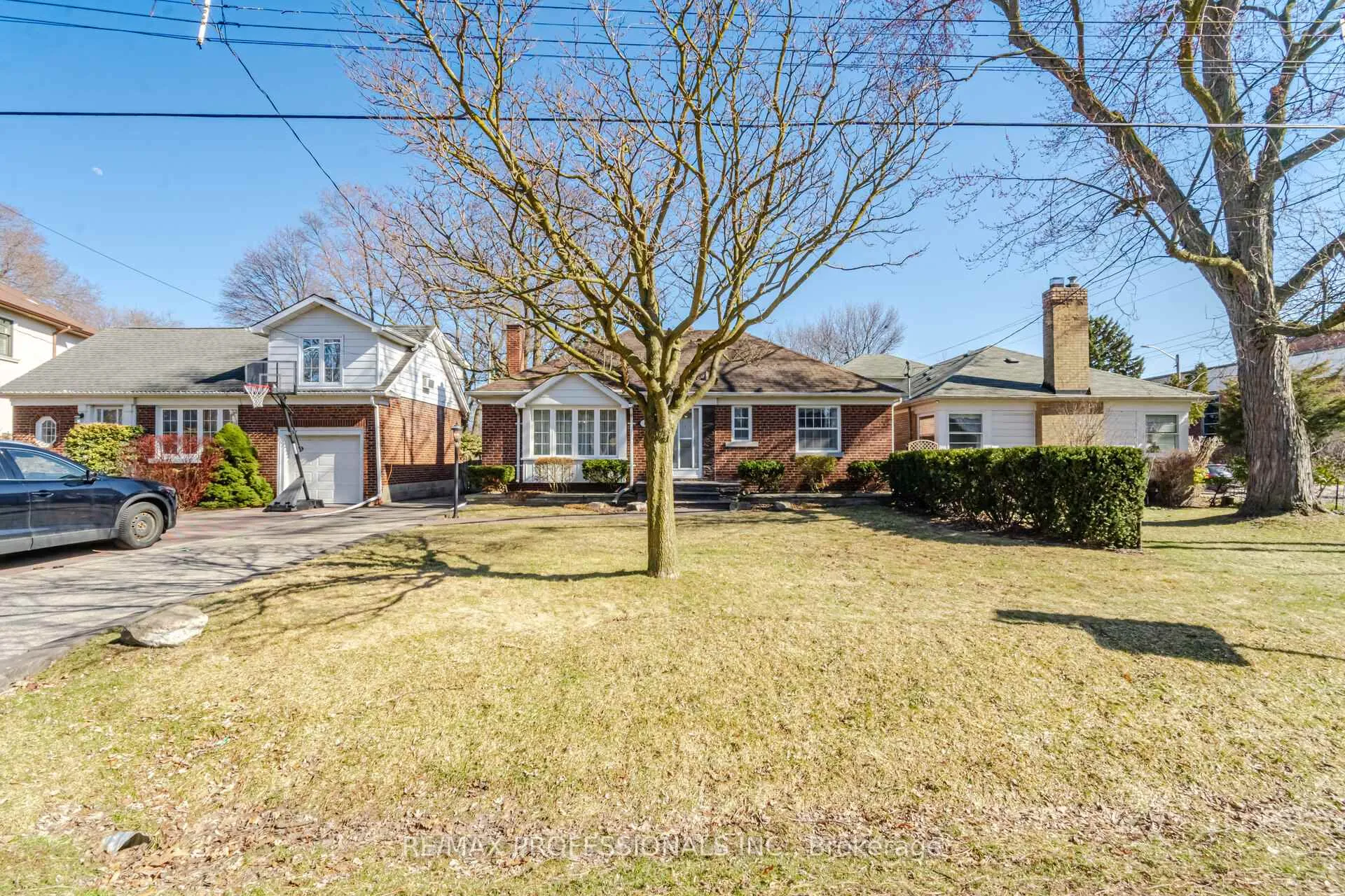 1 Loyalist Road, Toronto W08, ON M9A 3P2