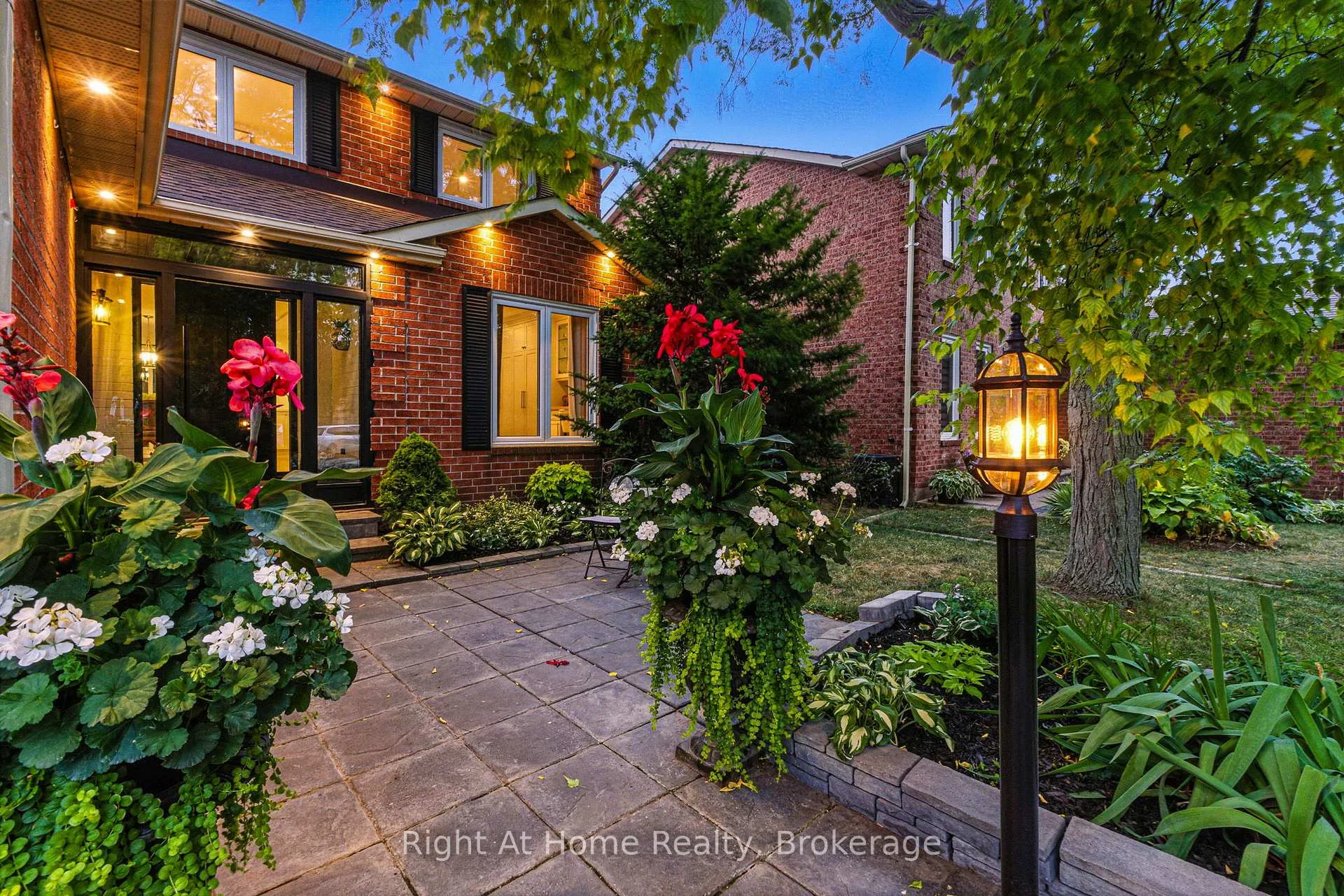 230 Poole Drive, Oakville, ON L6H 3W4