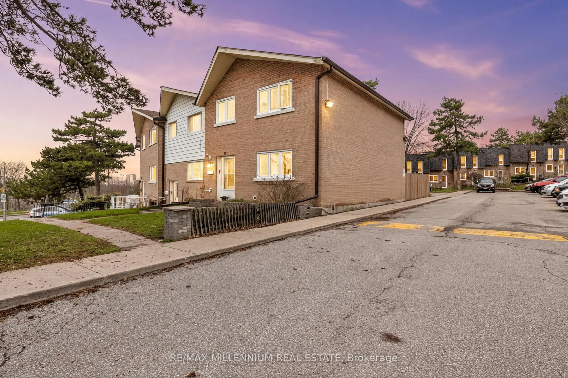 10 Grandravine Drive 5, Toronto W05, ON M3J 1B1