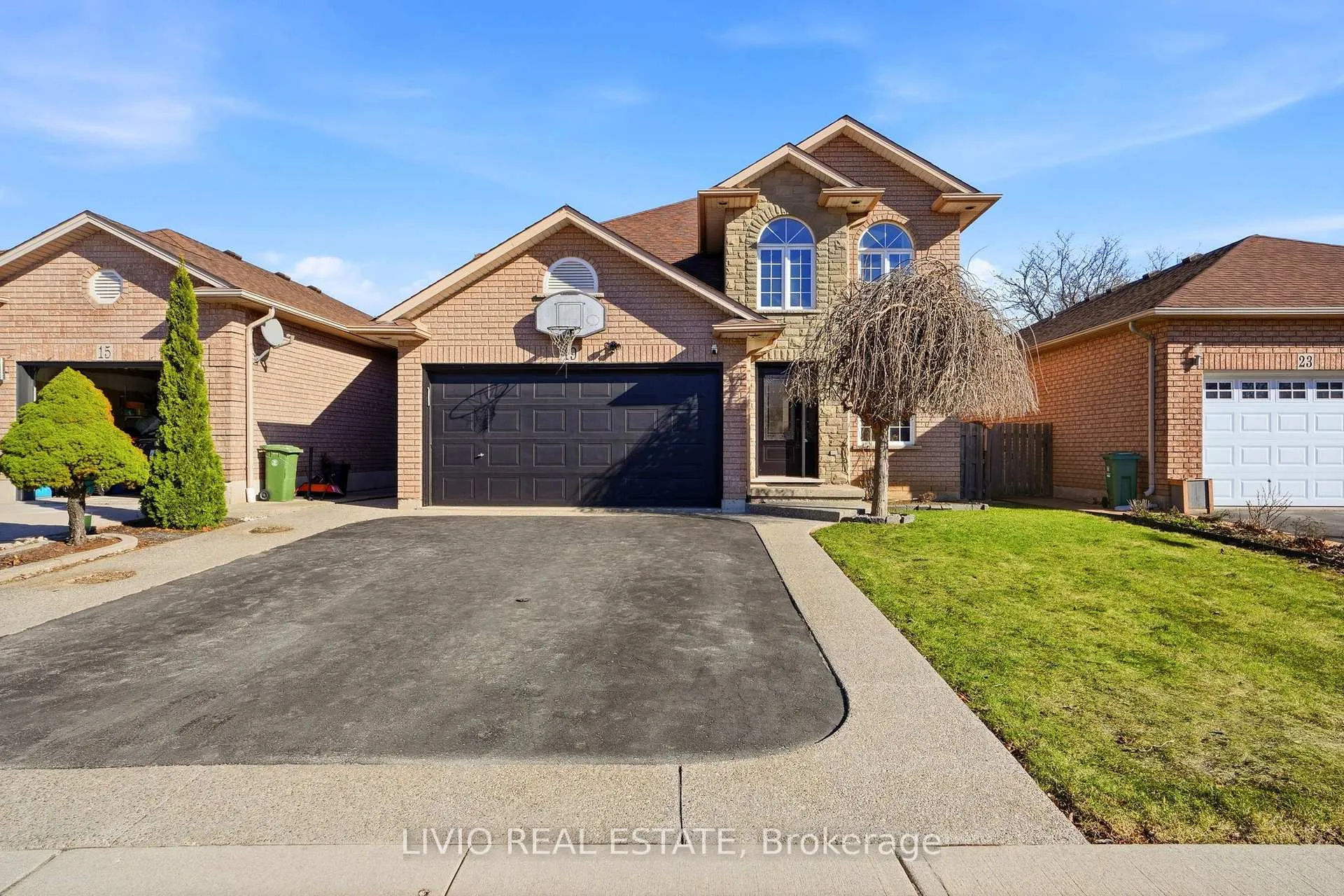 19 KONSTANTINE Court, Hamilton, ON L9B 2T3