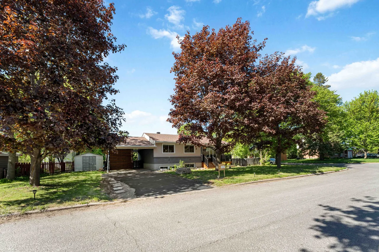 933 Kincaid Court, Billings Bridge - Riverside Park and Area, ON K1V 6N7